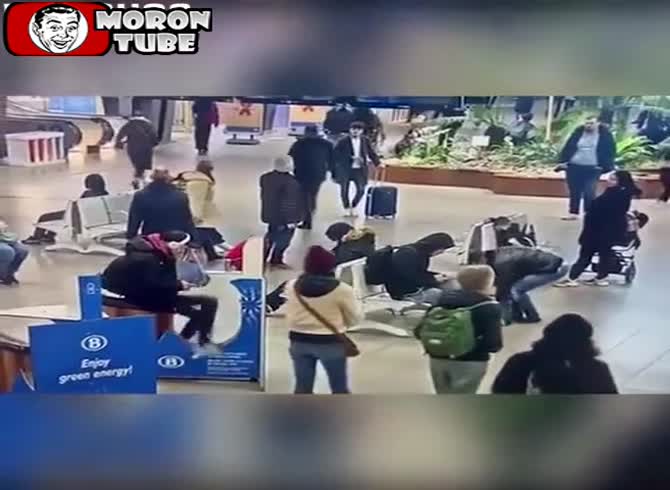 Video :In Brussels' South Station, a guy gets stabbed (Warning - disturbing)